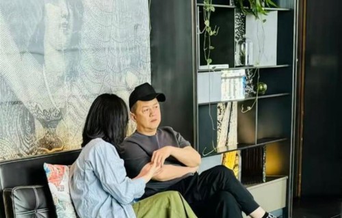 香港酒店偶遇李亚鹏，身旁女子撞脸前妻，网友：这是要复婚？