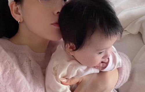 方媛晒6个月大三胎女儿正脸，大眼睛大耳垂有福相，和郭富城一样