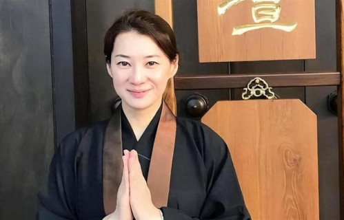 香港知名女星潜心修佛，再婚嫁富豪住豪宅，人美心善前夫想复婚