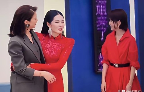 谢娜作为‘乘风见证人’在直播中表现不佳的主要原因是什么？|袁咏仪|李心洁|节目组|嘉宾|流程