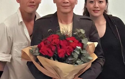 向华强和儿子向佐、女儿向咏恒的一张珍贵留影，孩子们是同父异母