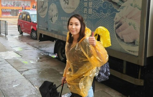 突发！香港知名女星怒斥前公司，台风天仍被安排到街市直播