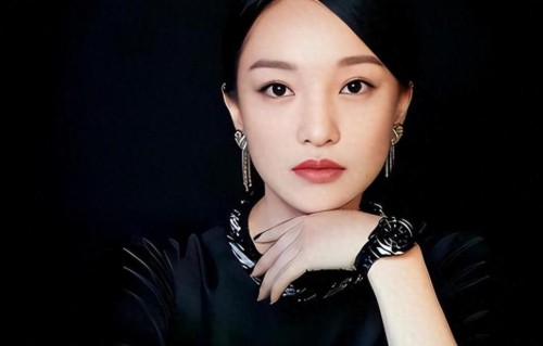 离婚五年半以后，51岁周迅在香港闪闪发光，他回美国生活沦为配角