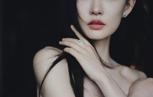 搭完胡先煦搭肖战，长相平平还被曝耍大牌的周依然，到底凭什么