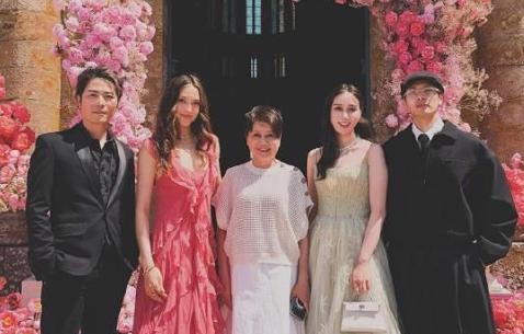 何猷君在婚礼誓词中如何评价妻子奚梦瑶？