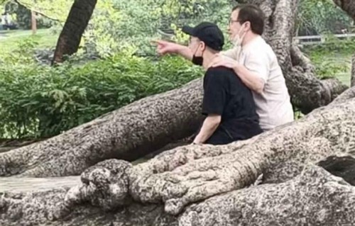 成龙陪儿子逛祠堂，父子没同框却突然亲密，藏着两代人的不同命途