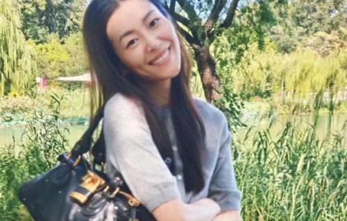 刘雯私服穿搭真简约！灰色针织衫+牛仔裤，时髦又高级！