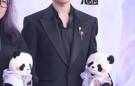 易烊千玺为什么在百花奖红毯上抠脑壳？