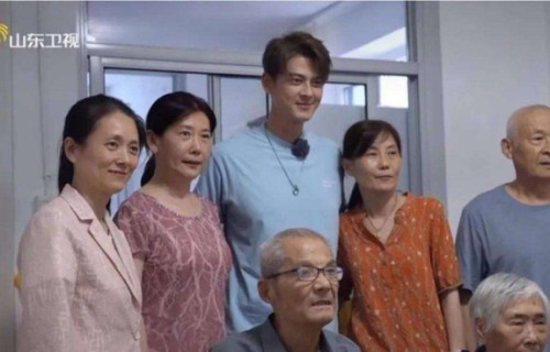 48岁男星骑三蹦子赶大集！山东老家过年画面曝光，接地气到认不出