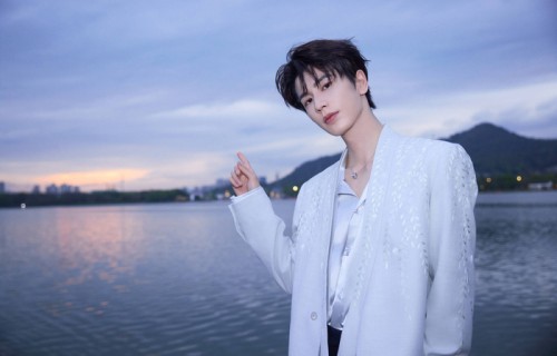 张凌赫回应高铁站遭私生代拍围堵：请大家遵守公共秩序