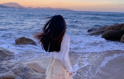 不吵不闹度朝夕，用心珍惜枕边妻，家和人安万事吉，民间老话传千年