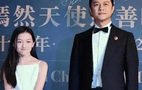 王菲也没想到，年仅20岁的李嫣，如今竟成了李亚鹏的金字招牌