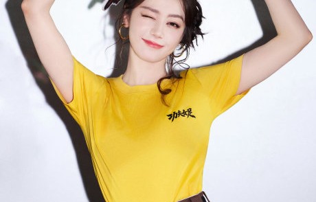 网友如何评价迪丽热巴提醒灯牌拿反的举动？