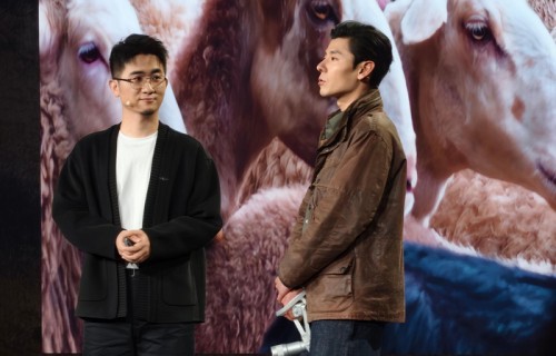 演员蒋奇明亮相引发关注