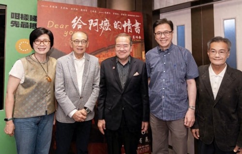 杨受成三代同堂看《给阿嫲的情书》，外孙女罕露脸，谈吐大方自然