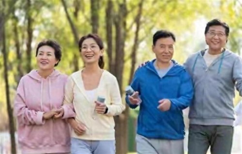 长期坚持走路锻炼的老人，七十岁后身体变化惊人