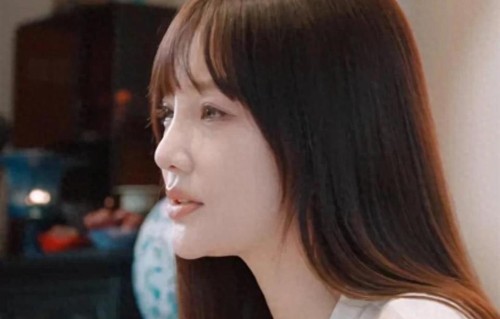 李小璐首度回应：离婚后的生活没有烂都在自救，让女儿不要恋爱脑