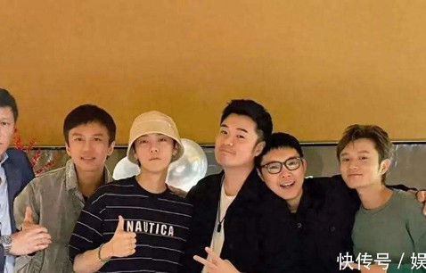 鹿晗蓬发现身！《五哈》六人机场造型迥异，邓超御寒举动逗乐全场