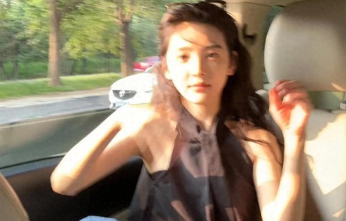 章若楠身穿挂脖黑色上衣搭浅牛仔裤，青春减龄瞬间仿佛回到了18岁