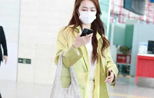 徐璐再次突破靓姐气息，白色牛仔短裤搭配翠绿色西服，尽显青春！