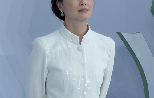 吴越出席佰草集活动，穿米白色立领西服套装，耳环点缀干练又气质
