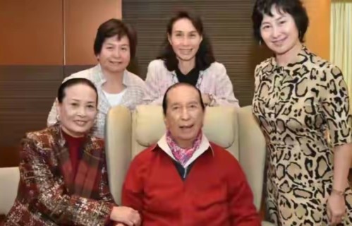 60岁何超蕸乳腺癌离世,120亿遗产无人继承,何超琼身上担子又重了