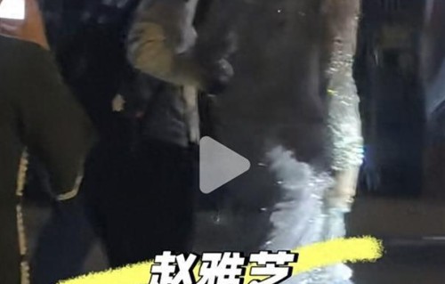 赵雅芝现身漳州，穿的亮闪闪好漂亮且很优雅，穿的高跟鞋好高呀！
