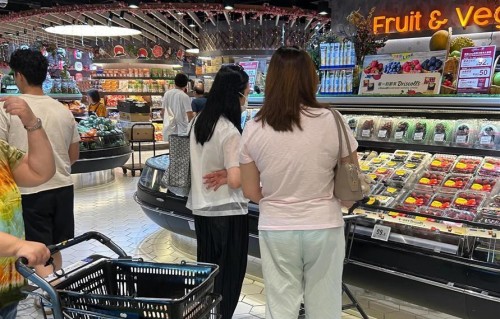 刘德华妻子朱丽倩逛超市，60岁的她头发乌黑，背一万的包很朴素!