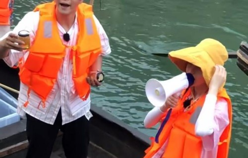 罗志祥和迪丽热巴录制《极限挑战》变身卖货郎，被游客哄笑太搞怪|163|胜利的游戏|黄磊|网易新闻|乌镇|木船