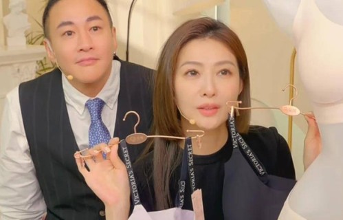 何润东给老婆当人形背板,合体直播捞金人气旺!