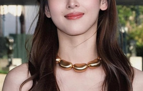 章泽天亮相洛杉矶艺术晚宴，穿橙红渐变裙明艳贵气 一点不像三孩妈