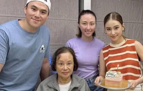 何超莲罕晒三房全家福，72岁陈婉珍素颜露脸，为子女庆生状态真实