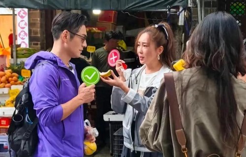 严屹宽杜若溪大理被偶遇！46岁状态似小伙，高马尾娇妻嫩如少女