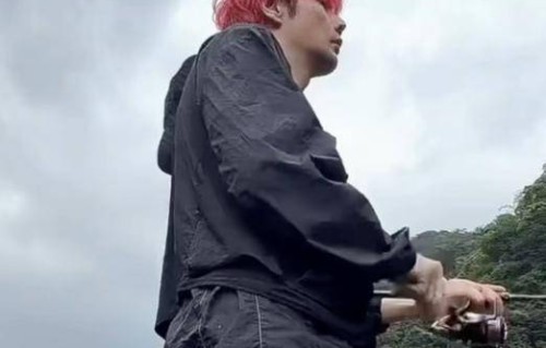 李荣浩直播预言成真！刚说“手机掉水里不能导航”10万人就看着它滑进水中