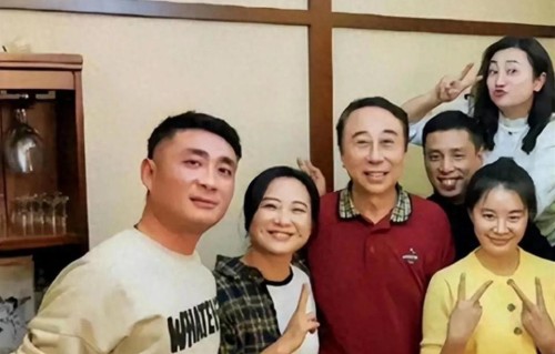 43岁贾玲减重3年后，低调现身冯巩生日宴，这身材哪像反弹