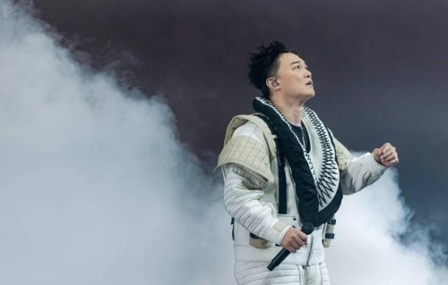 新专辑31首歌回顾演出幕后 陈奕迅：七年巡演像人生 有喜有悲