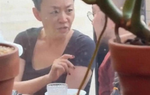 宋丹丹和儿孙外出用餐，65岁年纪40岁样貌，和巴图促膝长谈真亲近