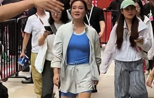 贾玲上海现身，瘦下来后状态绝了！