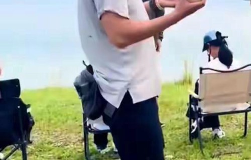 朱亚文一家内蒙游玩，两个女儿身材高挑气质出众，沈佳妮素颜美