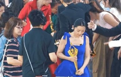 卫诗雅为什么会被拍到孤独下台？
