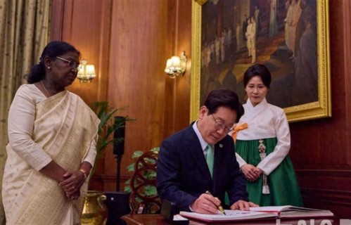 印度为李在明夫妇举行国宴！夫人金惠景又美了，穿传统韩服很惊艳