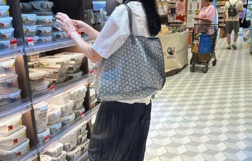 刘德华老婆朱丽蒨超市被偶遇，全身没有佩戴珠宝，60岁朴素低调|朱丽倩|粉丝|女儿|对不起