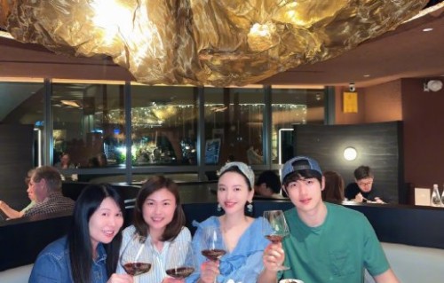 金莎带00后丈夫见闺蜜，开05年红酒引热议：这就是姐姐的双倍快乐？|孙丞潇|年份|马来西亚|聚会|出生