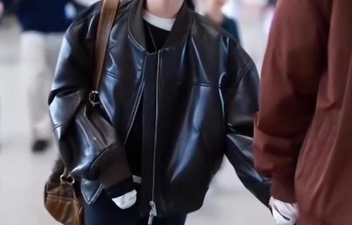 黄磊二女儿现身机场星味十足，皮衣微喇裤、机车包，俏皮又sense|黄少艾|黄多多|寡姐|黄忆|娱乐