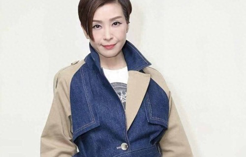 瘦成纸片人，她和出轨丈夫同框亮相，沉默多年后又被推上热搜 