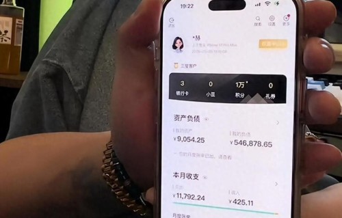 曝知名网红董赤赤与公司闹翻！账户欠50多万，另起炉灶患严重抑郁