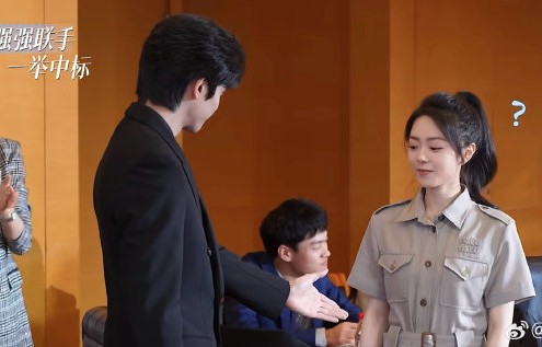 “扶项圈”这个互动细节最初是在什么场合被观众发现的？