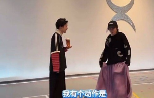 刘雨昕教王濛跳三公舞蹈：严师出高徒？试问孺子可教否