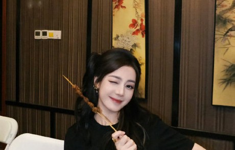 迪丽热巴大口撸串反差萌圈粉