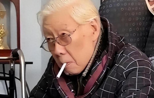 90岁焦晃近况，与小30岁娇妻住破旧小区，穿纸尿裤，1天依旧5包烟